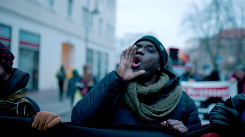 Mouctar Bah kämpft seit 20 Jahren darum, den Tod seines Freundes Oury Jalloh aufzuklären. Weiteres Bildmaterial finden Sie unter www.br-foto.de. – Bild: BR/​WDR/​LOOKSfilm