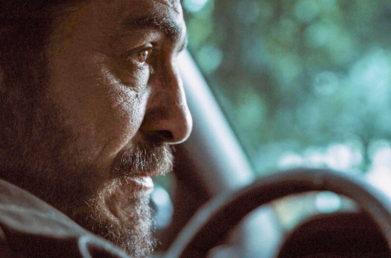 Der Polizist Ljuba (Feđa Štukan) ist eine zuverlässige Quelle für die Journalistin Danica. – Bild: This and That Productions