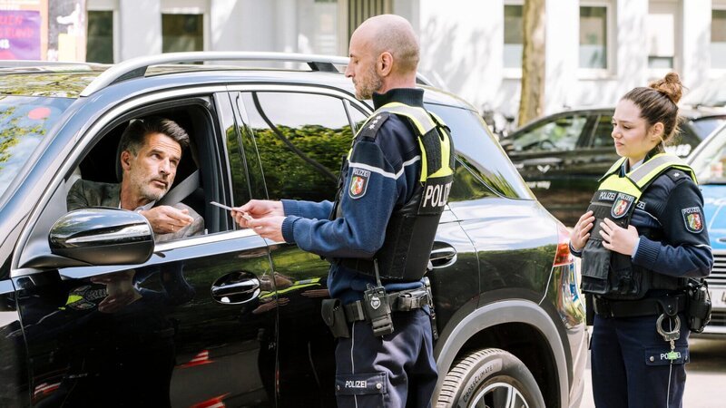 Im Dienst wird Kommissarin Amira Mahdi (Aylin Ravanyar, r.) Zeugin, wie Streifenpolizist Timo Karbe (Jonas Liljeström, M.) erst den Arzt Dr. Ansgar Licht (Rolf Heutmann, l.) erschießt und anschließend sich selbst. – Bild: ZDF