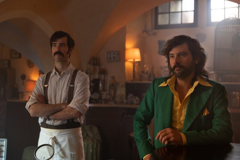 Hektor (Samy Challah, l.) und Paris (Jasin Challah, r.) in ihrer Geisterjägerzentrale. – Bild: Nina Poppe /​ ZDF und Nina Poppe