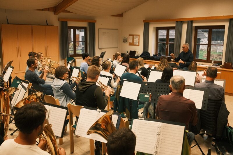 Szene mit der Musik-Kapelle Weng; Szene mit der Musik-Kapelle Weng während Servus TV’s „Wirtshausgschichtn aus dem Gesäuse“ im Vereinssaal am 3. Oktober 2024 – Bild: ServusTV / Südkino/Rafael Loerwald Szene mit der Musik-Kapelle Weng; Szene mit der Musik-Kapelle Weng während Servus TV’s „Wirtshausgschichtn aus dem Gesäuse“ im Vereinssaal am 3. Oktober 2024 – Bild: ServusTV / Südkino/Rafael Loerwald