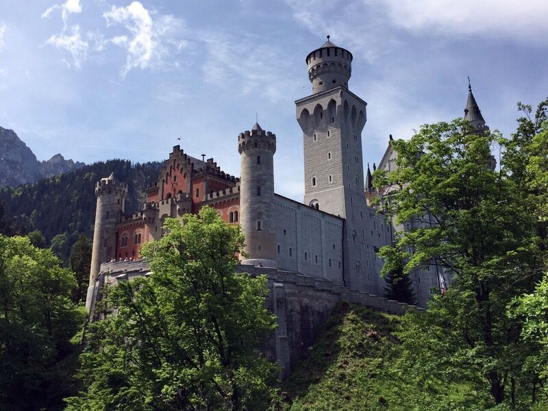 Henrik (30) und Lisa (26) aus Wegberg machen Urlaub und besichtigen Schloss Neuschwanstein. – Bild: VTVNOW /​ Tokee Bros. /​ Folge 21