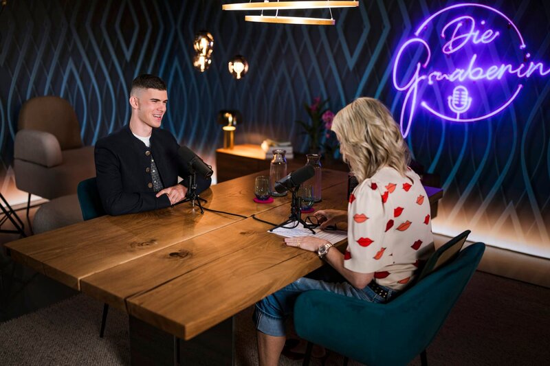 Monika Gruber und Ben Neumann im Gespräch – Bild: ServusTV /​ Sebastian Marko