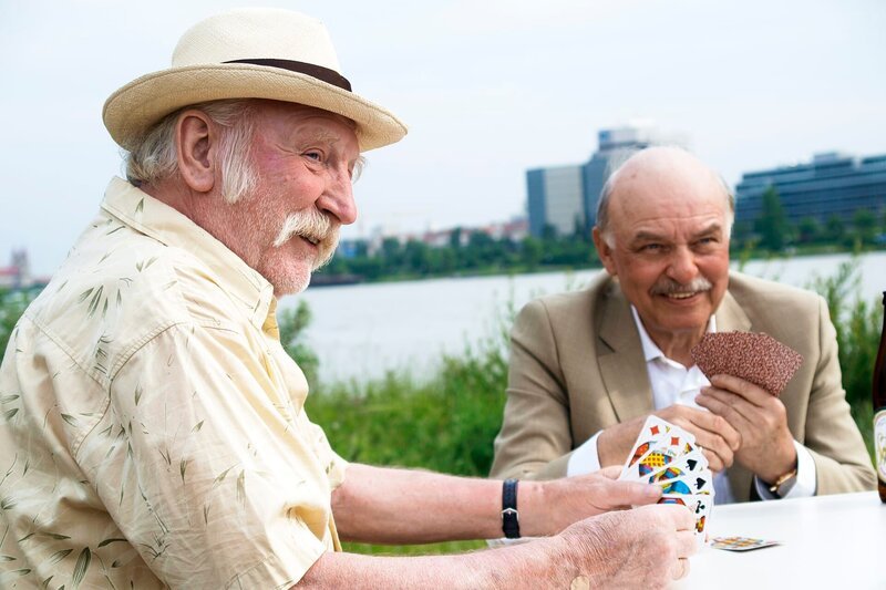 L-R: Mundl (Karl Merkatz) spielt Karten mit Kai Uwe (Charles Brauer) – Bild: Bonusfilm /​ Miguel Dieterich