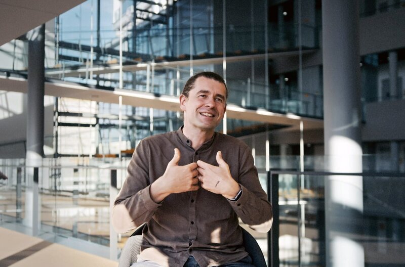 Ob Chorfestbesucher, Passant oder Tourist – der Hauptmarkt in Nürnberg wird für die Dauer des Deutschen Chorfests zum Klangmagnet, dem sich niemand entziehen kann. – Bild: Katharina Gebauer/​Deutscher Chorverband