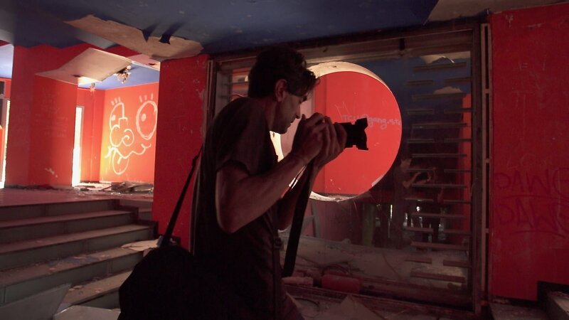 Der Fotograf Antonio La Grotta fotografiert verfallene Discotheken. – Bild: 3sat Der Fotograf Antonio La Grotta fotografiert verfallene Discotheken. – Bild: 3sat