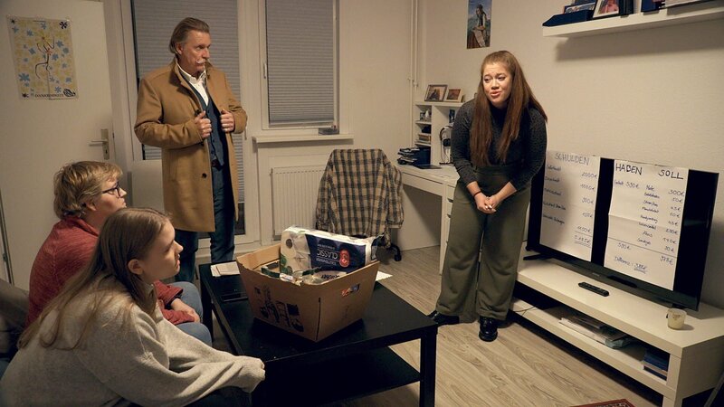 Ingo Lenßen (3.v.l.); Sarah Grüner (r.) – Bild: SAT.1