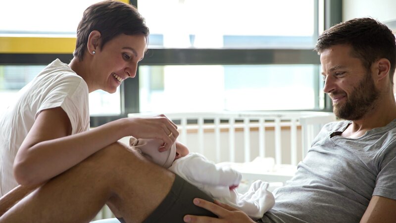 Elternglück ohne Schwangerschaft. Nicolina (l.) und Martin (r.) begrüßen ihre frisch geborene Adoptivtochter. – Bild: 3sat