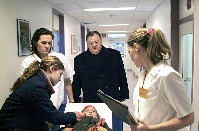 MDR Fernsehen DER DICKE II. STAFFEL FOLGE 20, „Getrennte Wege“, Gregor Ehrenberg (Dieter Pfaff, 2.v.r.) begleitet Sybille Illner (Valerie Koch, l.) und ihre verletzte kleine Tochter Maike (Emily Linow, M.) ins Krankenhaus. Dort werden sie von Schwester Miriam (Martina Hill, r.) in Empfang genommen. – Bild: MDR/​Georges Pauly