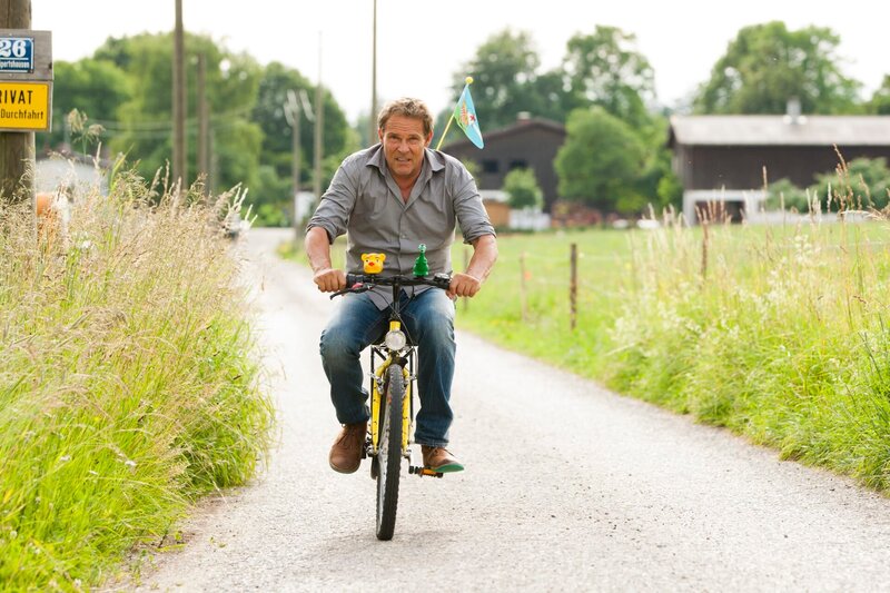 Jagt einen Zeugen: Hubert (Christian Tramitz) … – Bild: TMG /​ Chris Hirschhäuser/​TMG /​ Chris Hirschhäuser/​TMG /​ Chris Hirschhäuser/​Chris Hirschhaeuser/​Chris Hirschhaeuser