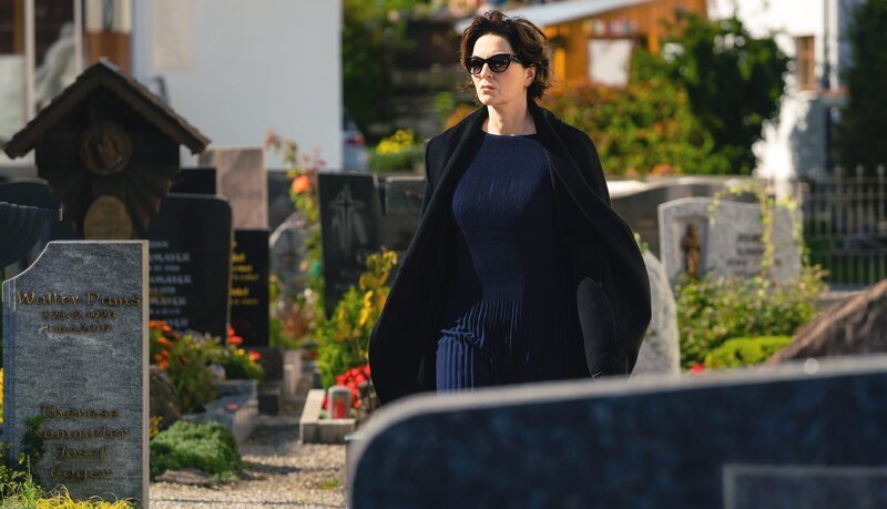 Auf dem Dorffriedhof: Margot (Martina Gedeck) besucht das Grab ihres Vaters. – Bild: ARD Degeto/​Arvid Uhlig