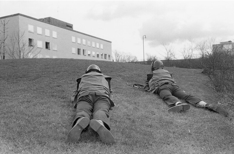 Polizisten vor der deutschen Botschaft in Stockholm – Bild: Imago/​TT