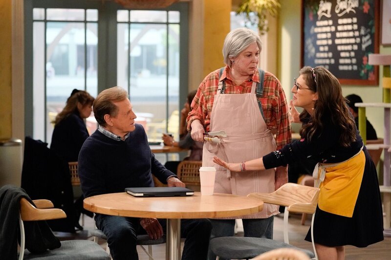 Mama Crumpler (Vicki Lawrence, Mitte); Kat (Mayim Bialik, r.) – Bild: Warner Bros. Entertainment Inc. & Fox Media LLC