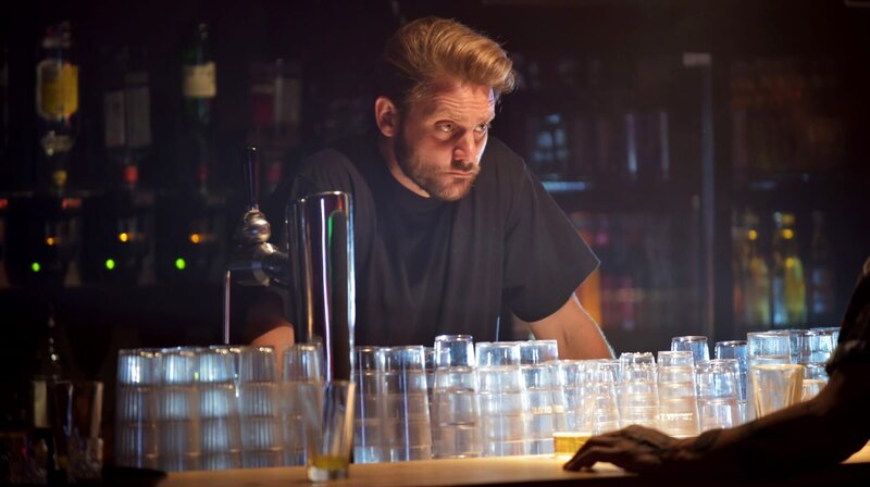 Valentijn Meijer (James Atherton) ist Mitglied eines Ordens. – Bild: ARD Degeto/​/​Company Pictures, NL Films/​All3Media International