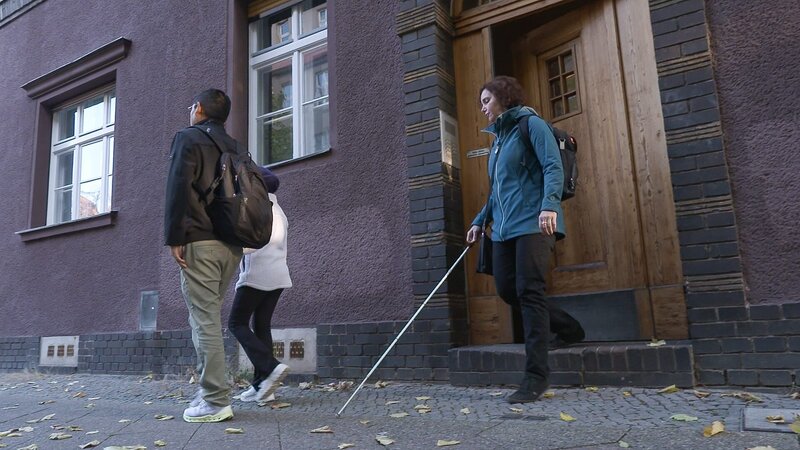 Eltern sein, das geht auch blind! Hannah (r.) und Gendun (l.) sind beide sehbehindert. Ihre Tochter Mila (M.) findet, sie seien trotzdem eine völlig normale Familie. – Bild: 3sat