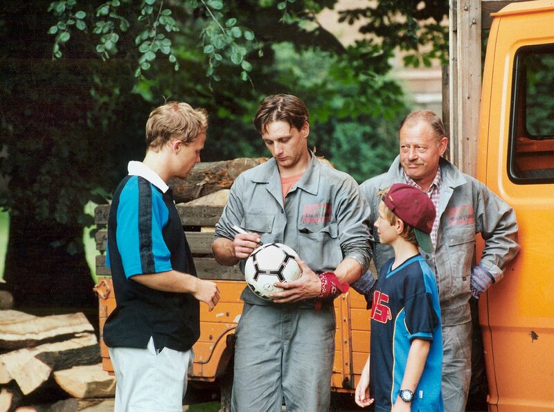 MDR Fernsehen IN ALLER FREUNDSCHAFT FOLGE 3, „Schadensbegrenzung“, am Donnerstag (05.01.12) um 12:30 Uhr. Fußballspiel im Park: Sebastian Maier (Matthias Koeberlin), Jakob Heilmann (Karsten Kuehn) bekommen vo Bernhard Frisch (Hendrik Duryn) ein Autogramm. – Bild: MDR/​Laue