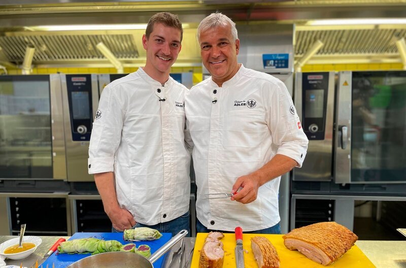 Küchenchef Alexander Trommer und sein Sohn Daniel. Weiteres Bildmaterial finden Sie unter www.br-foto.de. – Bild: BR/​Bewegte Zeiten Filmproduktion GmbH/​Bettina Zettler