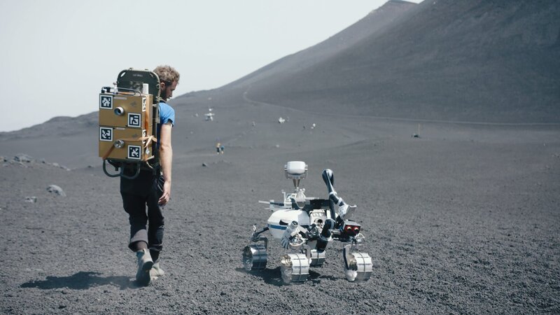 Damit Menschen wieder auf anderen Planetenkörpern landen können, müssen wissenschaftliche Missionen wie die des DLR erfolgreich sein. – Bild: ZDF und Mattias Meinl