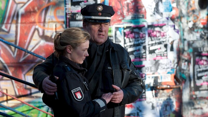 Hans (Bruno F. Apitz, r.) kümmert sich um die verzweifelte Franzi (Rhea Harder, l.), deren Lebensgefährte Philipp bei einem Einsatz angeschossen wurde. – Bild: ZDF