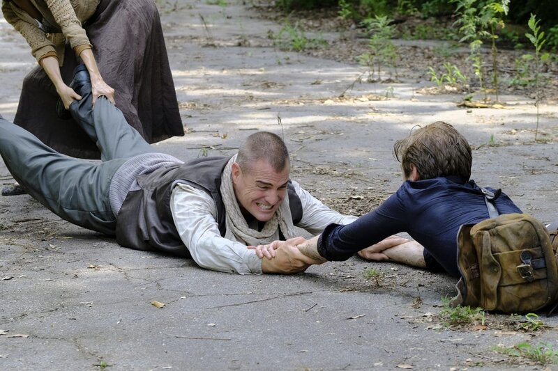 Jack Dalton (George Eads) und Angus MacGyver(Lucas Till) sind immer noch auf der Suche nach Murdoc. Allerdings verläuft sich die Spur in Kuba. Also bleibt ihnen nichts anderes übrig als zur Zentrale zurückzukehren. Dort wartet schon ein neuer Auftrag auf die beiden. Die CIA-Agentin Samantha Cage braucht die Hilfe der Phoenix Foundation. Sie ist auf der Suche nach dem Navy-Seal Samuel Diaz. – Bild: PLURIMEDIA (CBS Broadcasting Inc.)