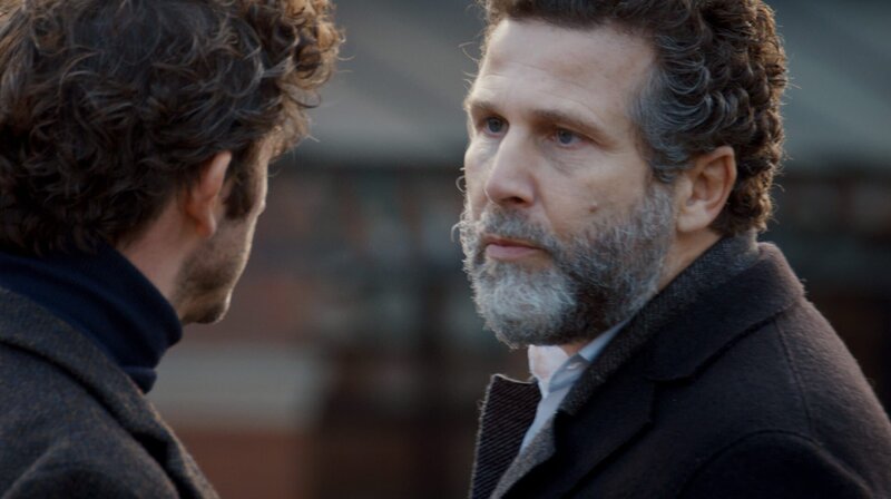 Herzig (Clément Sibony, links) und de Givry (Arthur Benzaquen) haben ein Problem. – Bild: WDR/​SILEX FILMS – PICTANOVO