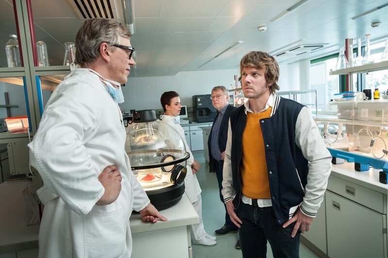 Der Chef des Forschungslabors Prof. Hansen (Martin Horn, l.) und die Medizinerin Caro Peters (Annika Kuhl, 2.v.l.) erläutern Hajo Trautzschke (Andreas Schmidt-Schaller, r.) und Tom Kowalski (Steffen Schroeder, 2.v.r.), wie sie künstliches Gewebe herstellen können. – Bild: ZDF/​Bernd Cramer