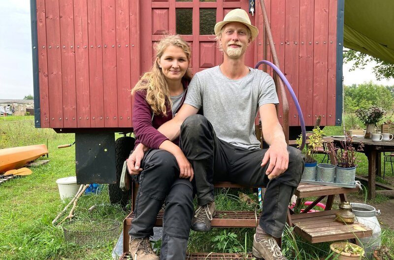 Sophia Dehn und Bosse Johannisson auf dem Albertinenhof bei Rathenow. – Bild: 3sat