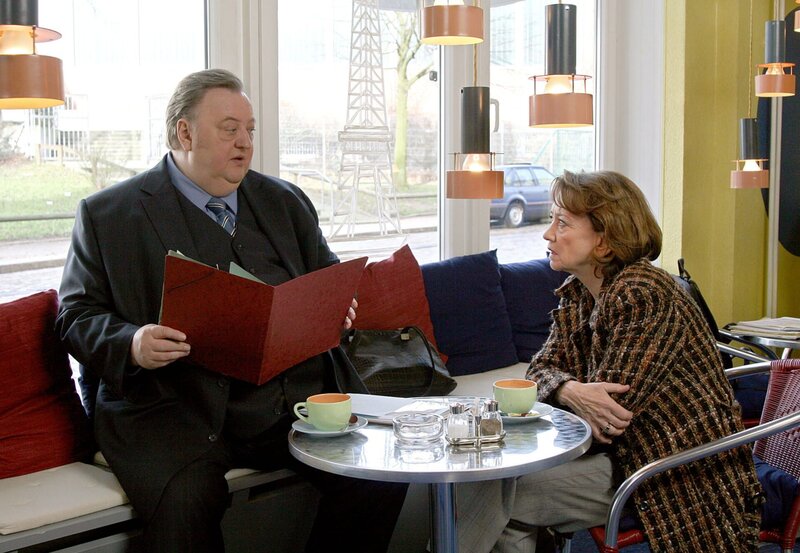 Gregor Ehrenberg (Dieter Pfaff, l.) ehemalige Sekretärin Iris (Barbara Focke, r.) soll Geld unterschlagen haben. Im Bistro erzählt sie ihm, was wirklich passiert ist. – Bild: rbb/​ARD/​Georges Pauly