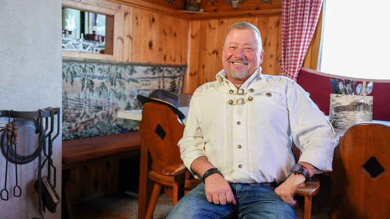 Klaus, 57, Bestatter aus Niederösterreich, ist ein Mann mit Ecken, Kanten – und einer großen Portion Selbstbewusstsein. Besonders stolz ist er auf seinen Allerwertesten: „Der ist klein und hart, wenn ich den zusammendrücke, kann ich eine Nuss aufmachen“, lacht der Niederösterreicher selbstbewusst im Interview mit Nina Horowitz. Eines ist sicher: Langweilig wird es mit Klaus garantiert nicht. „Mit 21 Jahren wurde ich Staatsmeister im Bodybuilding.“ Noch heute legt er viel Wert auf seine Fitness – und auf sein jugendliches Lebensgefühl. Seine direkte Art macht Klaus aus, er würde sich für nichts und niemanden verstellen. „Ich bin wie ein Quargel. Manche sagen ‚find ich gut‘, manche sagen ‚mag ich gar nicht‘. Ich bin, wie ich bin und muss nicht jedem gefallen.“ Doch Klaus hat auch durchaus eine romantische Seite, die er gern zeigt. Für ihn sind es die kleinen Gesten, die in einer Beziehung zählen. Er liebt es, Überraschungen vorzubereiten: Rosenblätter zur Badewanne, Teelichter im ganzen Raum: „Und ich lieg dann in der Badewanne!“. Seit 30 Jahren ist Klaus Bestatter. Ein Beruf, den er als Berufung empfindet. „Wenn ich viele Schicksalsschläge sehe, bin ich froh, dass es mir so gut geht.“ Zwei langjährige Beziehungen hat er bereits hinter sich, doch die Hoffnung gibt er nicht auf: „Alle guten Dinge sind drei!“ Seine Partnerin sollte zwischen 45 und 60 Jahre alt sein, natürlich aussehen und nicht zu groß sein: „Ich bin nur 1,68 Meter groß, es bringt nichts, wenn ich eine liebe Frau habe, die zwei Köpfe größer ist als ich. Ich will eine Partnerin, keine Gegnerin. – Bild: ORF/​Talk TV/​Wout Kichler