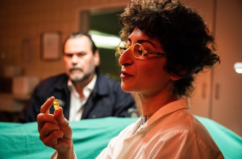 Gerhard Jäger (Markus John) lädt Dr. Reitzig (Shermin Bauer) zu einer Currywurst ein. – Bild: ARD/​Martin Valentin Menke