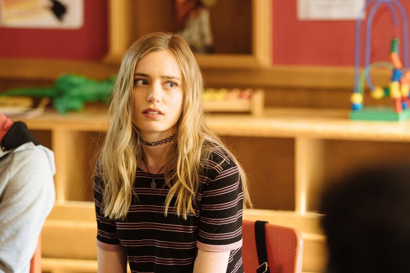 Claire Wilkes (Anja Savcic) – Bild: 2020 Farmersville Productions, Inc. All Rights Reserved. Lizenzbild frei