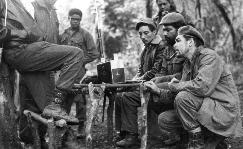 Ernesto Che Guevara kämpft mit den Revolutionären um Fidel Castro gegen den kubanischen Diktator Fulgencio Batista. Monatelang führen sie einen Guerillakampf in der Sierra Maestra. – Bild: Temps noir