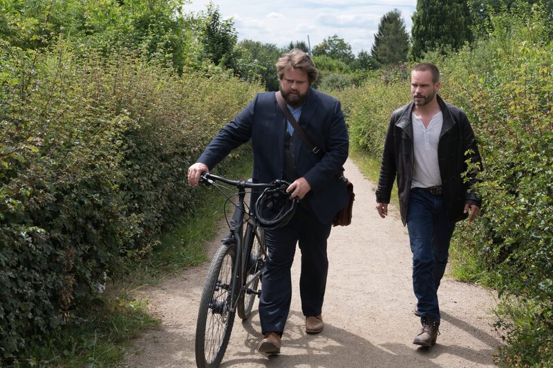 Benni Hornberg (Antoine Monot, Jr., l.) und Leo Oswald (Wanja Mues, r.) geben alles, um Claudia Strauss’ Unschuld zu beweisen. – Bild: ZDF und christian lüdeke con lux