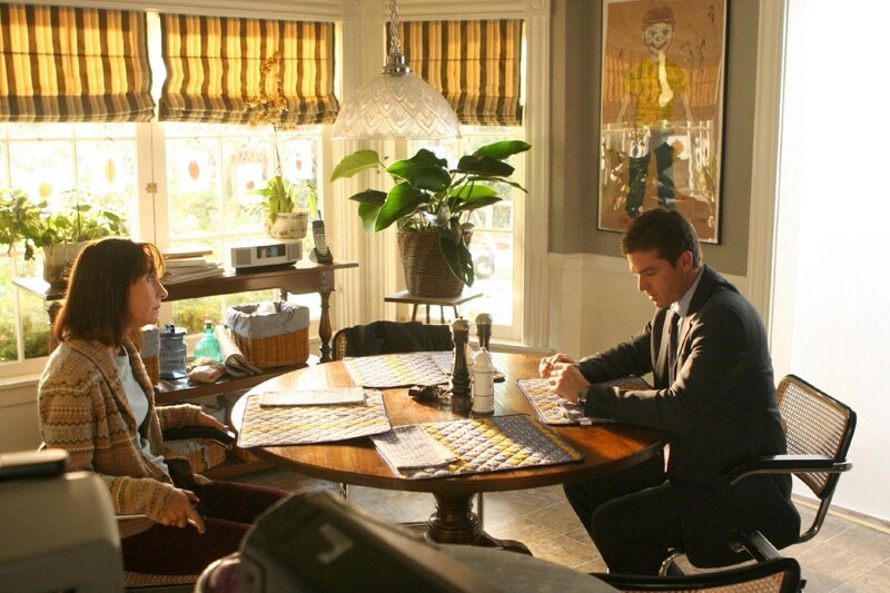 Als der 15-jährige Shawn eines Abends nicht nach Hause kommt haben seine Eltern keine Erklärung dafür und sind äußerst beunruhigt. Martin (Eric Close, re.) spricht mit seiner Mutter Susan Hopkins (Laurie Metcalf, li.). Auch die Ermittler tappen zunächst im Dunkeln. – Bild: A Day In The Life /​ Warner Bros. Entertainment, Inc.