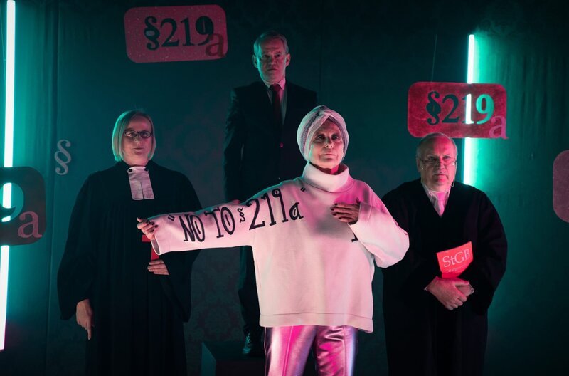 Maren Kroymann (Mitte) – auch um den § 219 – Beratung der Schwangeren in einer Not- und Konfliktlage geht es in der in der zehnten Folge der Sketch-Comedy. – Bild: HR/​Radio Bremen/​bildundtonfabrik