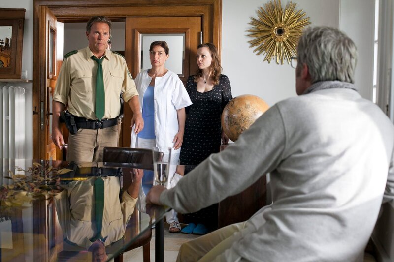 Hubert (Christian Tramitz, links) und Staller (Helmfried von Lüttichau, verdeckt dahinter) stürmen in das Büro von Dr. Möller (Christian Heller, rechts), um Sonja aus den Fängen des Mörders zu befreien. Pflegerin (Martina Maurer, 3. von rechts) und Sabine Winter (Nadja Becker) sind fassungslos. – Bild: Leonine /​ Chris Hirschhäuser/​Photographer: Chris Hirschhaeuse/​Photographer: Chris Hirschhaeuser