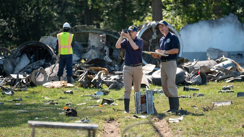 Direkt nach dem Start stürzt Comair-Flug 5191 in ein Feld, weniger als einen Kilometer von der Piste entfernt. Schnell bemerken die Ermittler, dass mit der Startbahn etwas nicht stimmte. – Bild: Darren Goldstein/​DSG Photo/​Darren Goldstein/​Darren Goldstein