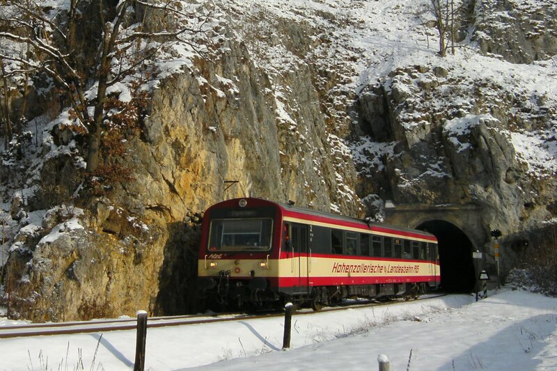 Die Hohenzollerische Landesbahn bei ihrer Fahrt über die Alb. – Bild: SWR/​HZL