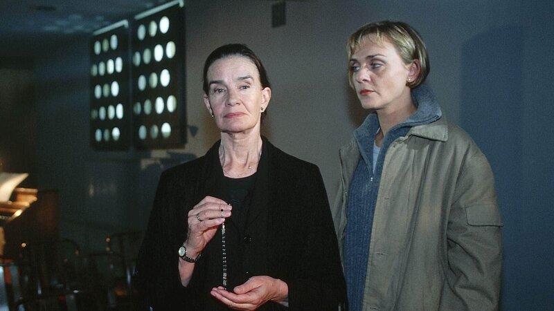 Sofia (Gudrun Gundelach, li.) hat herausbekommen, dass Mona (Anja Beatrice Dukas) sie mit einem gefälschten Fax in den Herzinfarkt getrieben hat und schwört Rache … – Bild: RTL