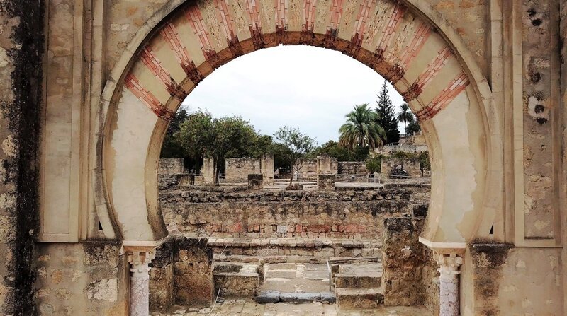Am Rande Cordobas liegt die Palaststadt Medina Azahara, einst Sitz des Kalifen. Seit 2018 ist die Ausgrabungsstätte Weltkulturerbe der UNESCO. – Bild: NDR/​planetfilm/​Claudia Rauch /​ ZDF