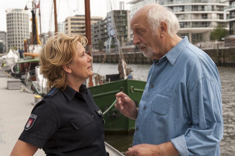Rufi (Karl Dall) flirtet mit Claudia (Janette Rauch). – Bild: ZDF und Boris Laewen