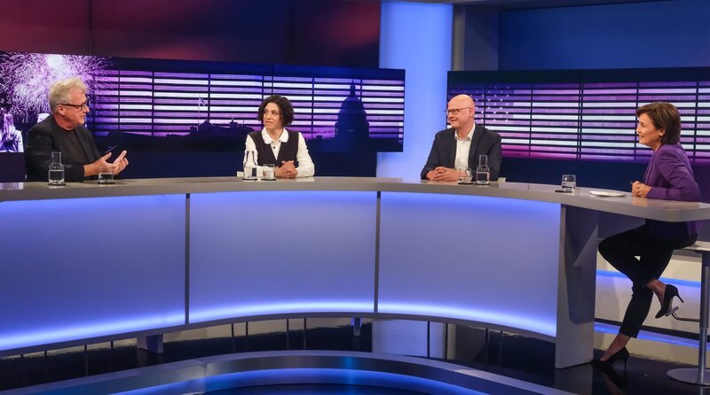 Zu Gast bei Moderatorin Sandra Maischberger (re.): v.l.n.r. Hans-Ulrich Jörges (Kolumnist und Journalist), Katharina Hamberger (Hauptstadtkorrespondentin des Deutschlandfunks) und Matthias Deiß (stellvertretender Leiter des ARD-Hauptstadtstudios). – Bild: WDR/​Oliver Ziebe