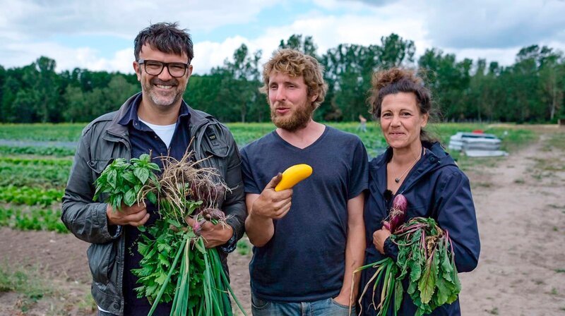 Tarik mit Minitopia-Gründerin Stevie und solidarischen Landwirtschaft-Gärtner Wendolin – Bild: NDR/​Leitwolf TV- und Filmproduktion GmbH