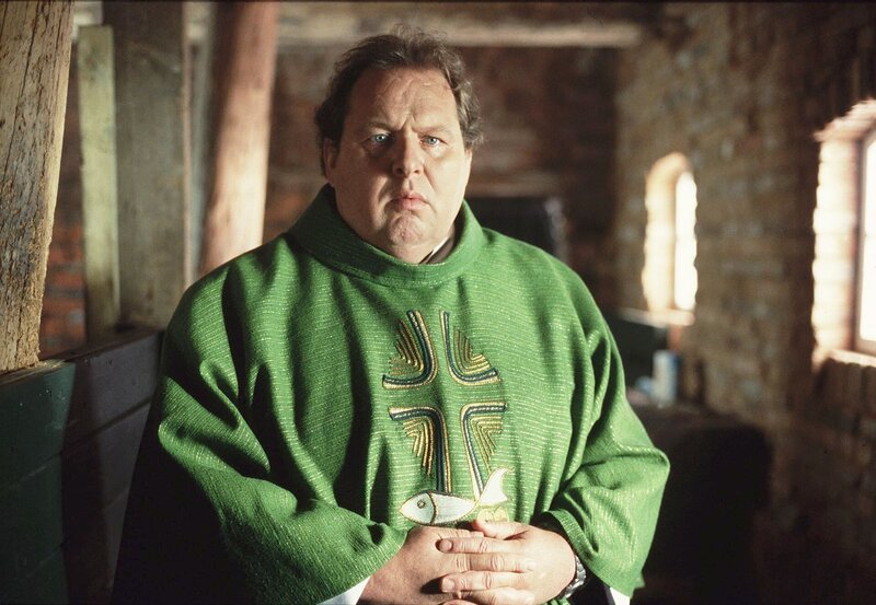 MDR Fernsehen PFARRER BRAUN: DER SIEBTE TEMPEL, am Samstag (05.10.13) um 23:00 Uhr. Pfarrer Braun (Ottfried Fischer) muss sich erst noch an seinen neuen Arbeitsplatz gewöhnen. – Bild: MDR/​ARD/​Degeto/​Romano Ruhnau