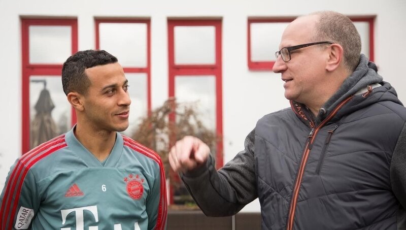 Stefan (rechts) und FC Bayern-Spieler Thiago. – Bild: BR/​Martina Bogdahn