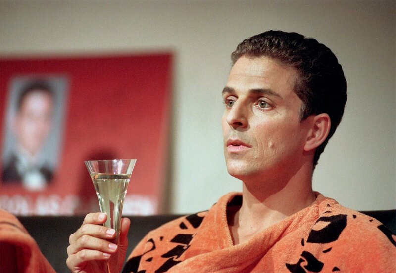 MDR Fernsehen IN ALLER FREUNDSCHAFT (1), „In Leipzig“, am Dienstag (03.01.12) um 12:30 Uhr. Nicolas Claasen (Martin Halm) im Wohnzimmer nach dem Wiedersehen. – Bild: MDR/​Laue