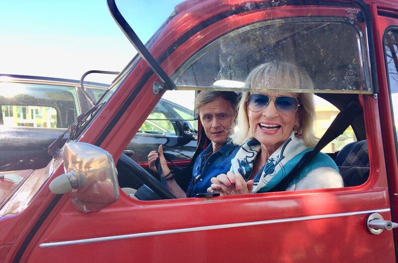 Dagmar Koller und Pierre M. Krause auf einer Spritztour entlang der portugiesischen Küste. – Bild: SWR/​Encanto