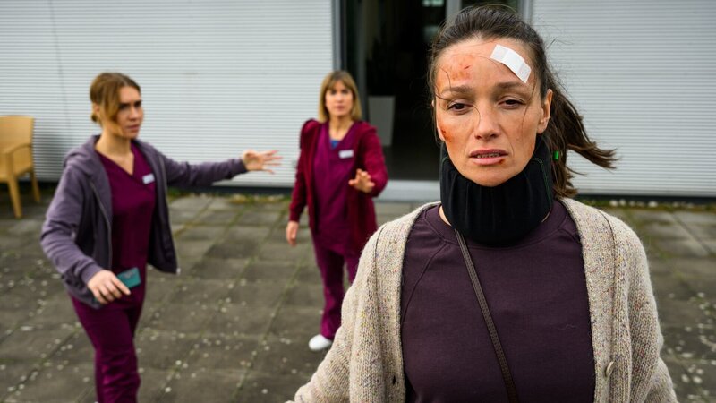 Die Patientin Katja Seidel (Kaja Schmidt-Tychsen, r.) ist schwer depressiv und ist auf dem Dach der Karlsklinik gestiegen, Betty Hertz (Henrike Hahn, l.) und Rike Köhler (Isabell Horn, M.) versuchen sie davon abzuhalten, zu springen. – Bild: ZDF