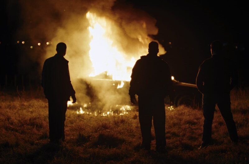 Uroš (Lazar Tasić, li.), Miloš (Nenad Heraković, Mi.) und Aca (Marko Gizdavić, re.) beseitigen die Spuren eines brutalen Verbrechens. – Bild: This and That Productions