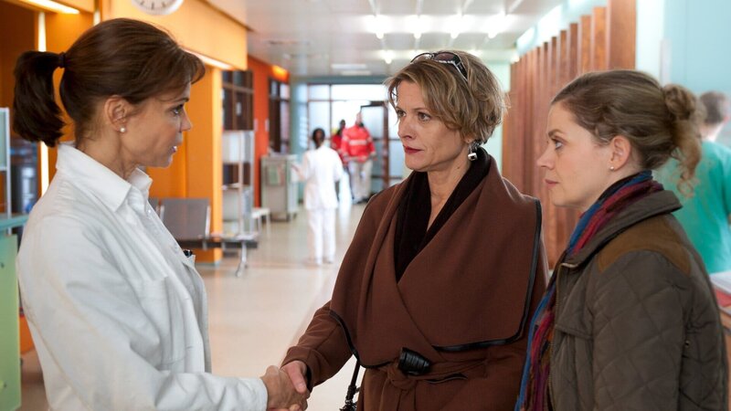 Notärztin Jasmin Jonas (Gerit Kling, l.) kann Konstanze (Karin Giegerich, M.) und ihre Schwester Miriam (Yvonne Johna, r.) beruhigen: Konstanzes Mann geht es besser. – Bild: ZDF